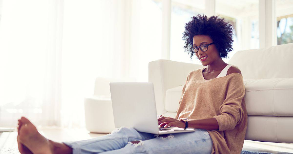 Person reading relationship advice on their laptop.